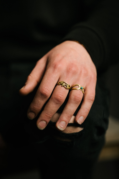 Hand mit goldenen Ringen