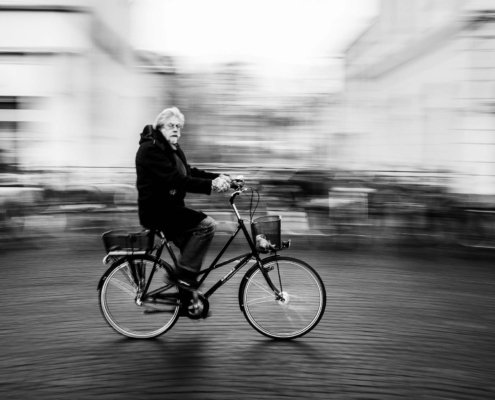 Ein bekannter Oldenburger Bürger auf dem Fahrrad